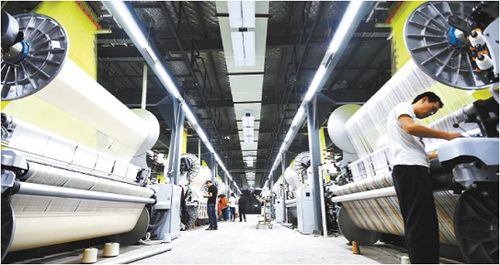 10月19日,在洁丽雅新疆新越丝路纺织车间内,员工在生产产品.