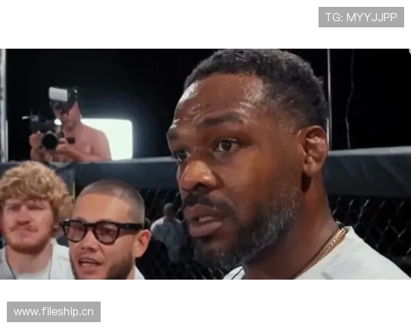 乔恩·琼斯又晒训练房，器械精致得像展厅，我的客厅瞬间尴尬