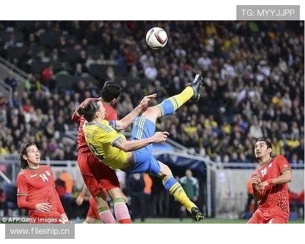 伊布跟豪宅里的金壁辉煌，平时却像个刚下班的邻居大叔...