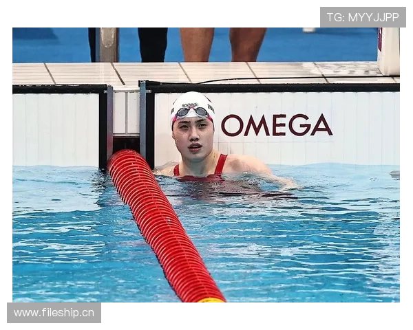 张雨霏训练间隙竟然坐地上划水，感觉和她泳池外的豪宅差太远了！